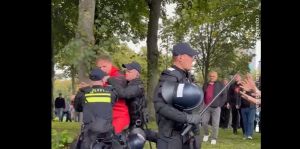 Hapšenja i sukobi u Hagu nakon izricanja presude Tačiju i ostalima, demonstranti divljali, policija koristila vodene topove