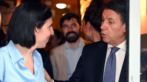 L’incredibile storia del Pd che alimenta i retroscena anti Schlein ma scappa dalle primarie