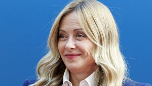 Il governo vuole abolire il bollo per auto e moto. Meloni: 