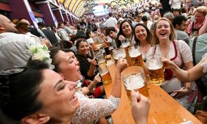Rekordne cene piva na Oktoberfestu: letos petkrat višje kot leta 1985