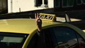 Αυξάνονται οι τιμές στα ταξί σε Αθήνα και Θεσσαλονίκη – Αφορά τα δρομολόγια για τα αεροδρόμια και τον χρόνο αναμονής
