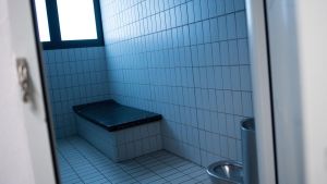 Warum zogen Polizisten einem 23-Jährigen in der Zelle mit Gewalt die Hose aus?