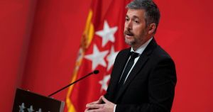 El consejero de Ayuso señalado por el ático llega este jueves a la Asamblea sin la documentación solicitada y con retraso en las ofertas