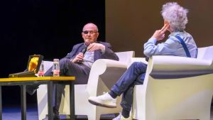 Rushdie, l’elogio del dubbio e il dono del tempo: «Usatelo per fare le cose importanti»