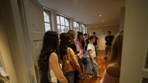 Los alumnos de la Nebrija miran fuera de Avilés por la escasez y el coste del alquiler: 
