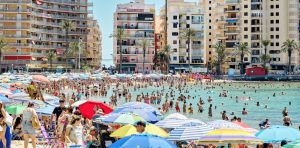Los récords del turismo comprometen el agua cuando y donde más escasea en España