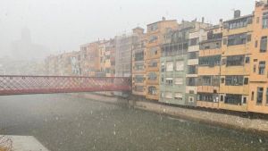 Un violento episodio de lluvias cancela vuelos en Barcelona, interrumpe el transporte público e inunda los sótanos de Vall d'Hebrón