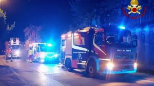 Dimentica le chiavi e tenta di scavalcare: giovane resta infilzato con la gamba a tre metri di altezza