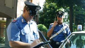 La lite in classe, poi le mani al collo: a Rozzano 12enne sviene durante la lezione. Il preside: nota a entrambi, forse la sospensione