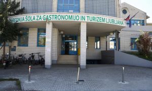 Osnovne šole ščiti zakon, srednje prepuščene same sebi
