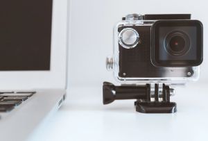 ‘Walk-and-Talk’ geopolitics and travel vloggers distorting complex conflicts