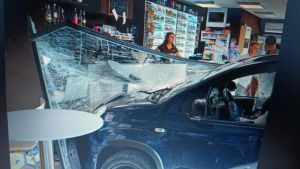 L’auto “entra“ nel bar. Paura e danni sulla Flaminia