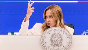 Meloni anti trappole. Sì alla fiducia sullo Stabilicum per “chiarezza”. No a Vannacci. Il nodo sanzioni ai coloni