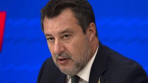 Salvini abolisce il bollo ma scontenta Fontana. Vuole una Pontida “veloce” con bus pagati per riempire il prato