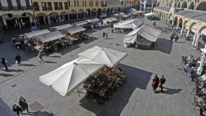 Chiede di poter vendere in piazza delle Erbe, il Comune glielo nega: «Intanto sempre più banchi vuoti»
