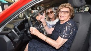 Maria, titolare di un’autoscuola a 100 anni: «Cosa faccio ancora qui? Ma dove volete che sia»
