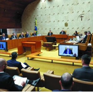 Ministros do STF adotam estratégia suicida