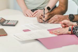 Las ventajas e inconvenientes de firmar un aval hipotecario