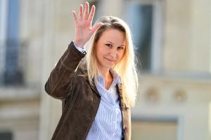 Marion Maréchal à une exposition anti-avortement au Parlement européen : une présence aussi mal assumée que révélatrice