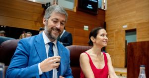El ático de Chamberí llega a la Asamblea con vetos, sin expedientes y una larga lista de preguntas