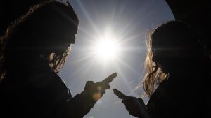 Más multas y menos adicción: todas las claves de la nueva ley de la UE que limitará el acceso de los menores a las redes sociales