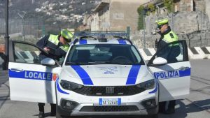 Appiccò il fuoco ai cassonetti di via della Galleria a Trieste: incastrato grazie alle foto di un residente