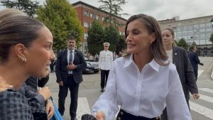 Calurosa acogida a la Reina en Oviedo a las puertas del que fue su colegio, donde también hubo consejos para los estudiantes: 