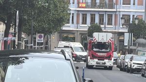 Los Bomberos de Oviedo rescatan a una mujer que llevaba dos días en el suelo de su piso después de una caída