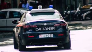 Quindicenne in manette per la rapina a due donne. Una lo aveva preso a ombrellate