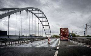 Belangrijkste brug naar Maasvlakte nog weken grotendeels dicht, verkeer alleen over vluchtstrook
