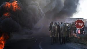 Francia, esplode la rabbia. Protesta dei pescatori. Bloccate le raffinerie, si teme il ritorno dei gilet gialli