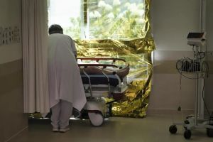 Hausse des appels du 15, absence de lits, multiplication des morts en attente sur les brancards…. le Samu-Urgence de France publie une étude choc sur l’été 2026