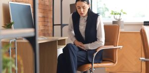 Endométriose au travail : pourquoi le soutien du management compte autant que les aménagements