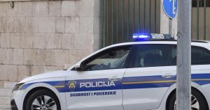 Uhitili muškarca sa šokantne snimke: Prijetio djeci nožem u vlaku? Držali su vrata da ne uđe