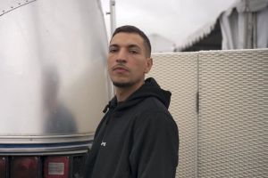 Youssef Swatt’s lance une collecte de fonds pour l’alphabétisation des femmes éxilées sur le dos de Pascal Praud