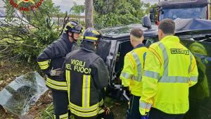 Esce di strada con l’auto e si ribalta: feriti i due ragazzi a bordo