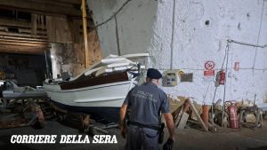 Posillipo, a Riva Fiorita la polizia metropolitana sequestra due cantieri nautici con decine di barche