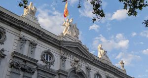 Difamar a los jueces, primer mandamiento del sanchismo