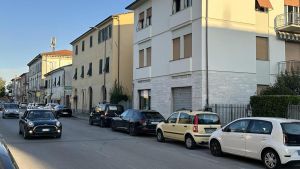S. Concordio, stalli da bianchi a blu. Ma restano gratuiti per i residenti: 
