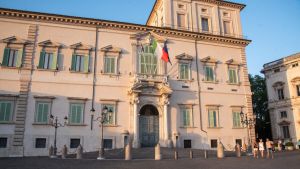 “Meloni non sa se andare prima alle elezioni”. Al semaforo con Garofani