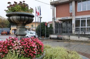 Mazzè, per rubare pochi spiccioli danneggiano la casetta dell’acqua
