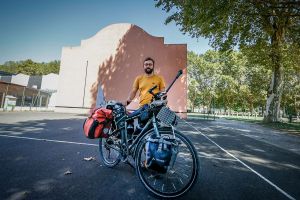 « Un projet un peu fou et qui sort complètement de la norme » : 12 000 kilomètres à vélo en passant par le Béarn pour se présenter à la présidentielle