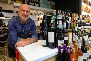 Après 29 ans aux halles de Pau, le caviste Frédéric Thou s’offre un grand bol d’air frais