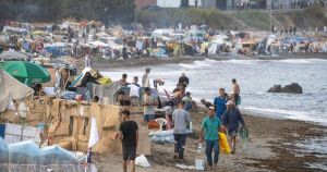Ceuta comienza el traslado de migrantes de las playas al puerto tras el aval de la Audiencia Nacional