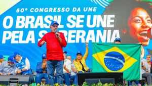 Lula ergue a defesa da soberania nacional contra os ataques de Trump ao Brasil