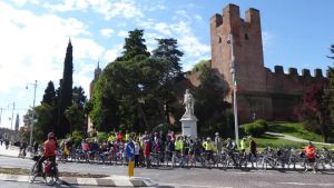 Caffè e brioche: colazione gratis per chi va al lavoro in bicicletta
