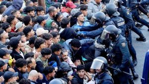 Tensión en Ceuta durante el traslado de migrantes al puerto