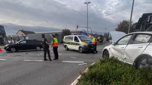 Opel und Tesla prallen auf B33-Kreuzung zusammen – Rettungswagen und Polizei sind im Einsatz
