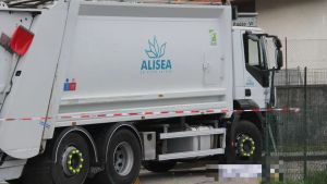 Mamma uccisa dal camion dei rifiuti sotto gli occhi della figlia di 9 anni