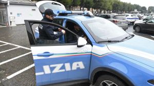 Inseguimento per le strade della città, urta e danneggia due auto: arrestato con oltre un chilo di hashish